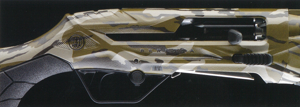 Mossy Oak Original Bottomland – f-range 東京表参道の銃砲店 Side view of a desert-camouflage hunting rifle with a bolt-action receiver.